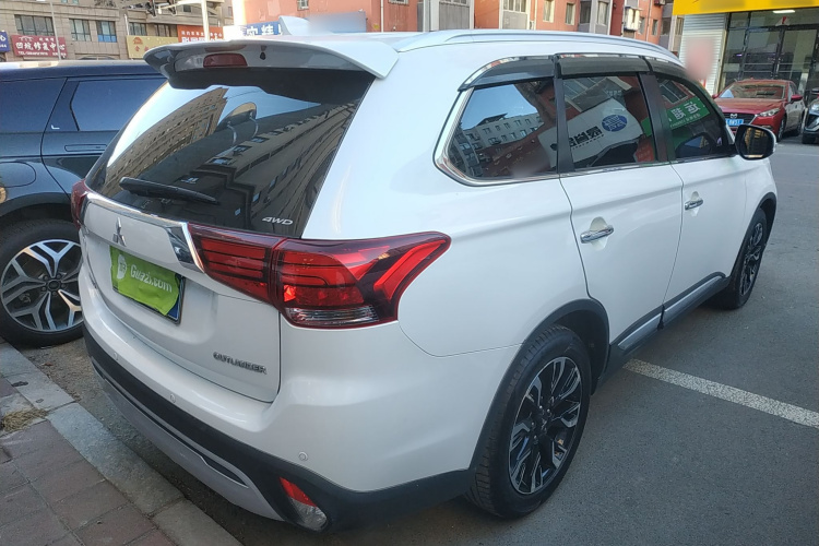 三菱 欧蓝德 2019款 2.4L 四驱致享版 7座 国V车身外观7