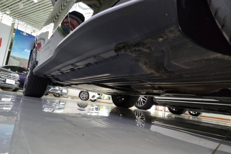 奔驰GLC 2023款 改款 GLC 300 L 4MATIC 豪华型 7座机舱底盘30