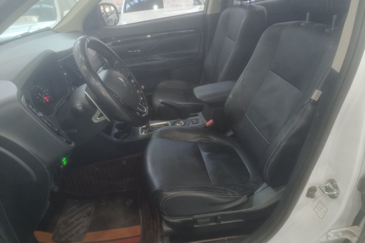 三菱 欧蓝德 2016款 2.4L 四驱精英版 5座局部细节19