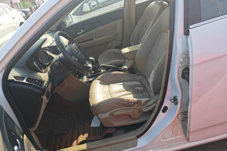 奔腾B50 2013款 1.6L 手动舒适型中控内饰19