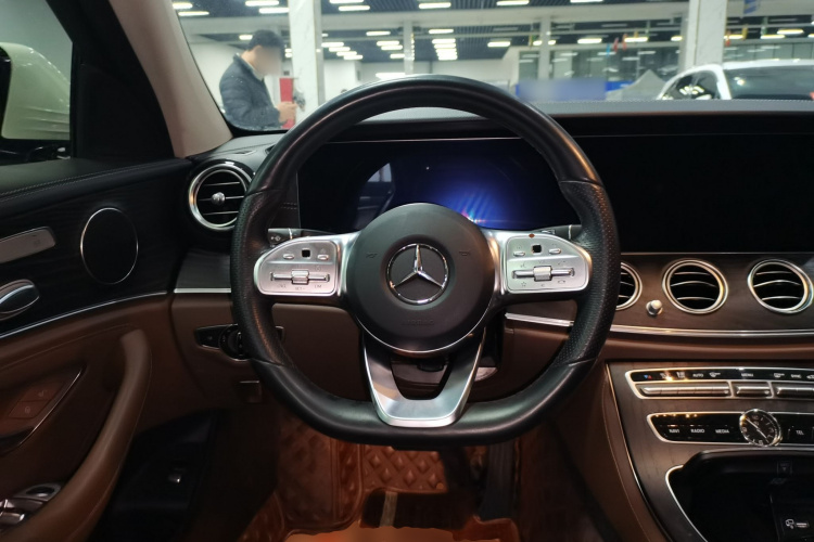 奔驰E级 2019款 E 260 L 运动型中控内饰13