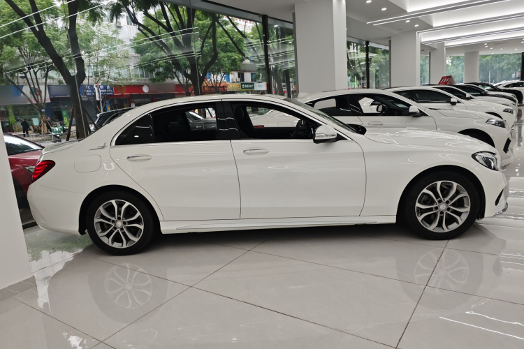 奔驰C级 2017款 C 180 L 运动版车身外观4