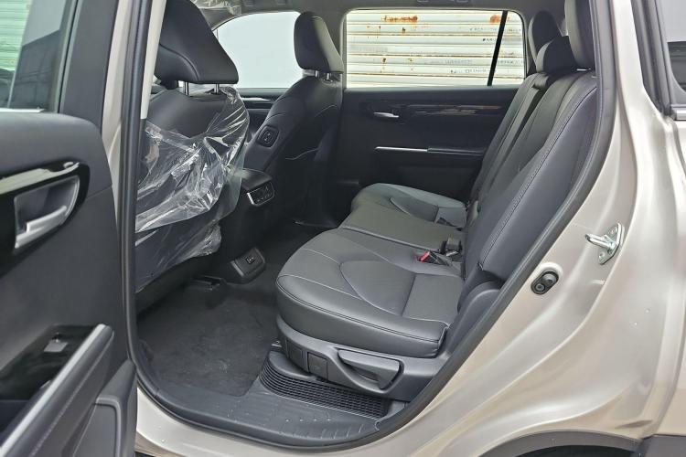 丰田 汉兰达 2024款 2.5L智能电混双擎两驱豪华版 7座中控内饰7001