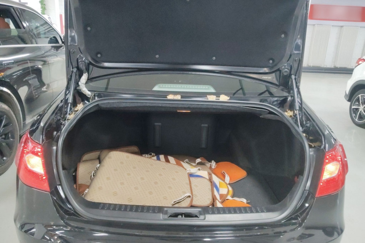 红旗H7 2015款 3.0L 豪华型机舱底盘23