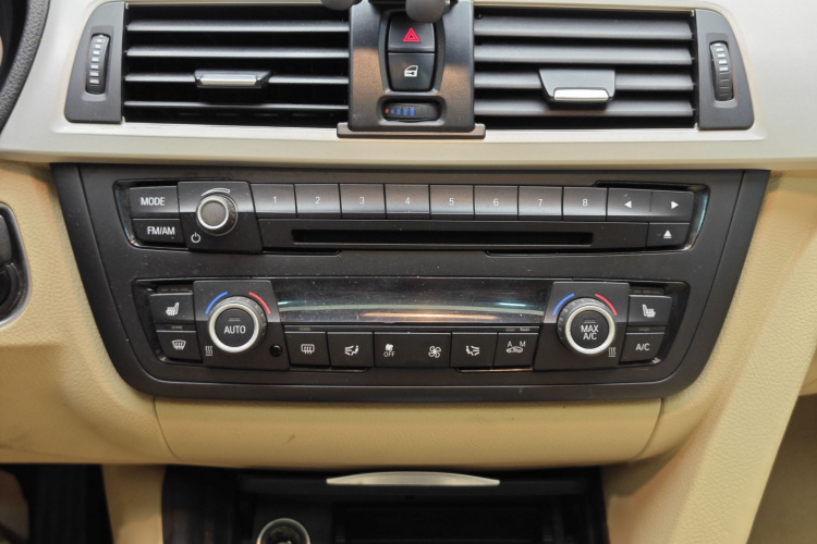 宝马3系 2015款 320i 超悦版时尚型中控内饰7014