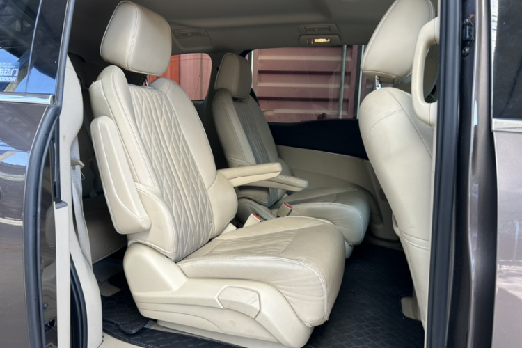 别克GL8 2023款 改款 陆上公务舱 豪华型中控内饰7005