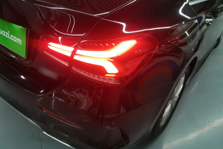 奔驰A级 2022款 改款 A 200 L 运动轿车时尚型车身外观9