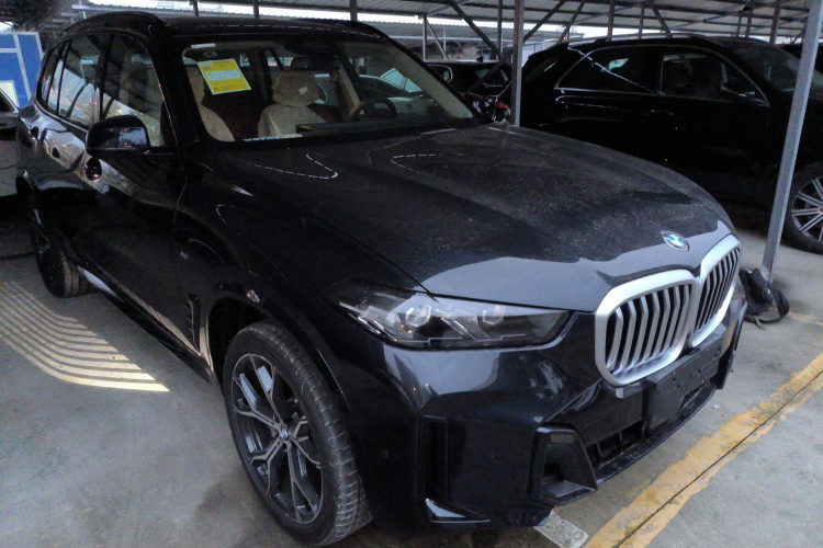 宝马X5 2026款 xDrive 30Li 尊享型M运动曜夜套装车身外观3