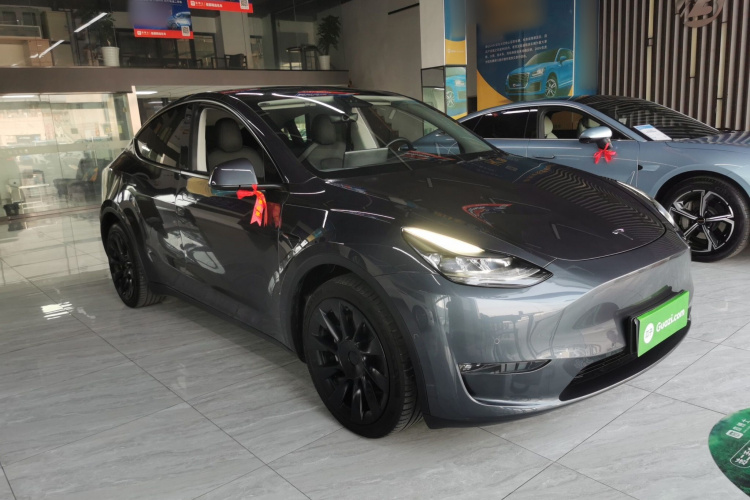 特斯拉 Model Y 2021款 长续航全轮驱动版车身外观3