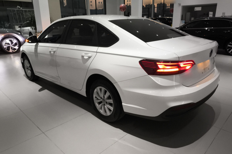 大众 朗逸 2023款 改款 1.5L 自动得逸版车身外观4