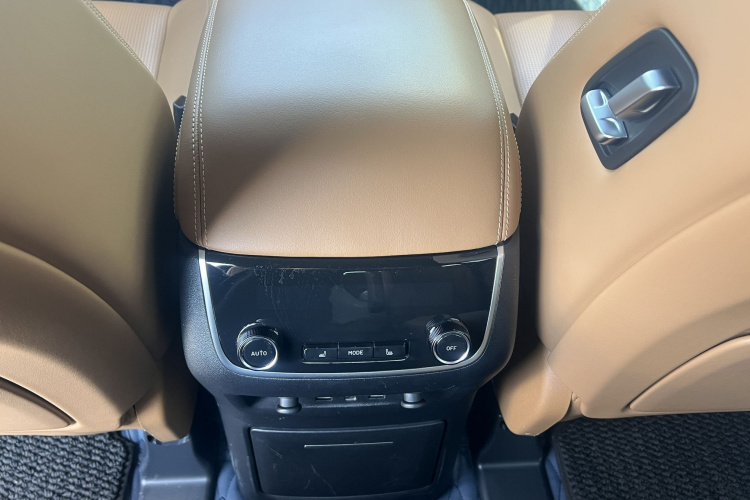 理想汽车 理想ONE 2020款 增程6座版中控内饰7005