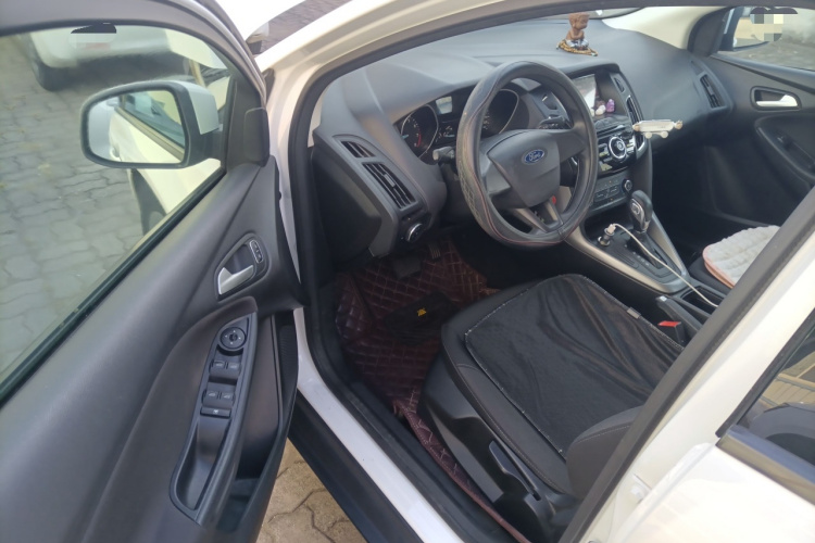 福特 福克斯 2015款 两厢 1.6L 自动舒适型中控内饰20