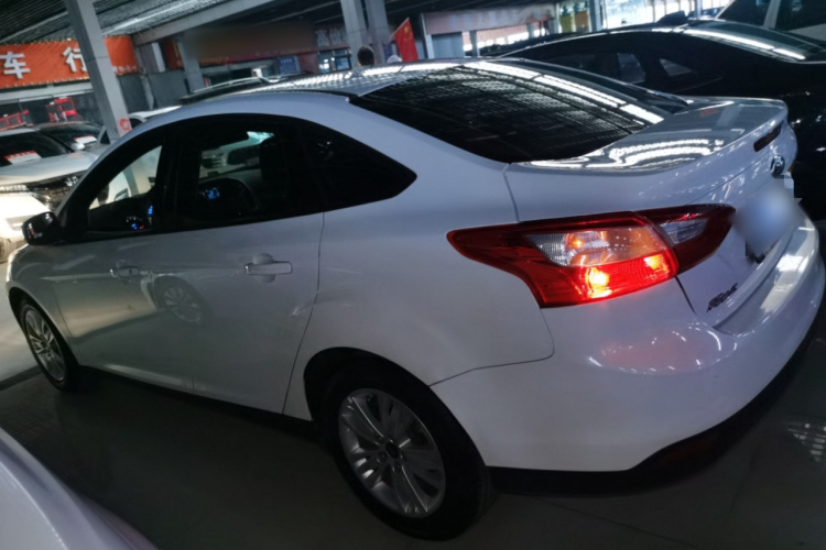 福特 福克斯 2012款 三厢 1.6L 手动舒适型车身外观4