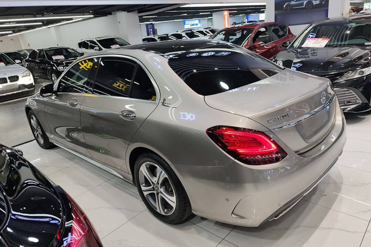 奔驰C级 2019款 改款 C 260 L 运动版车身外观4