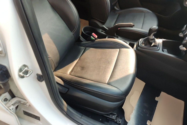 起亚K2 2017款 三厢 1.4L MT GLS局部细节41