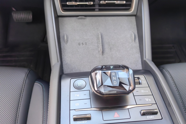 比亚迪 秦L 2025款 DM-i 智驾版 120KM超越型中控内饰7005