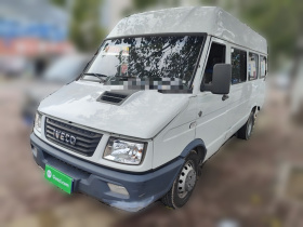 依维柯得意 2020款 2.5T A40客车双胎中顶5-9座国VI