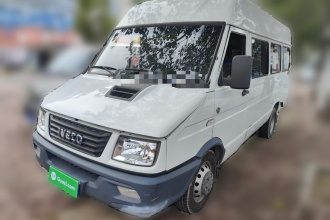 依维柯得意 2020款 2.5T A40客车双胎中顶5-9座国VI