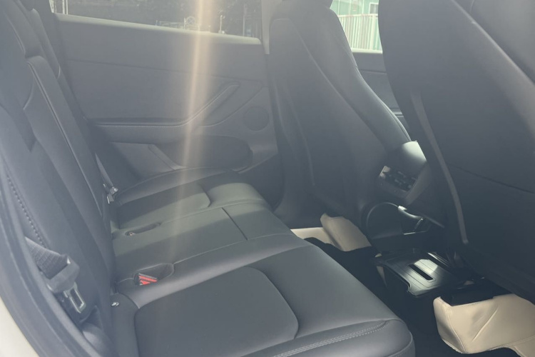 特斯拉 Model Y 2022款 改款 后轮驱动版中控内饰7006