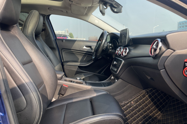 奔驰GLA 2018款 GLA 200 动感型中控内饰7005