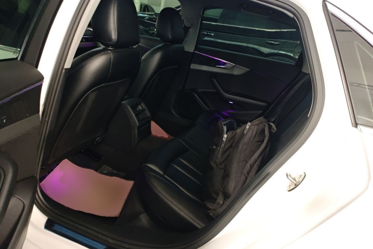 奥迪A4L 2019款 40 TFSI 进取型 国VI中控内饰7004