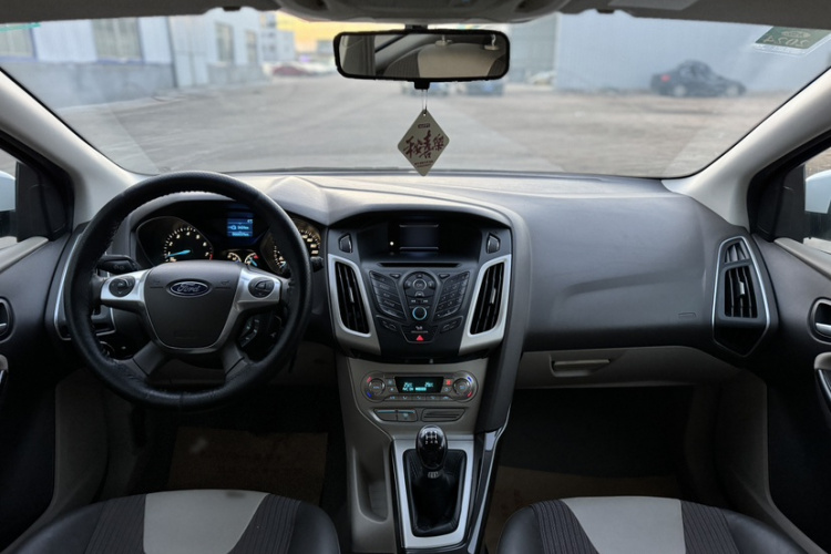 福特 福克斯 2012款 两厢 1.6L 手动风尚型中控内饰7004