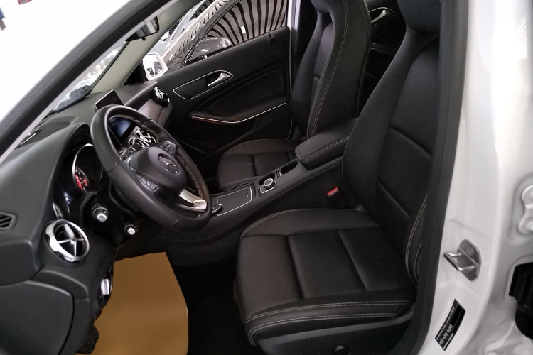 奔驰GLA 2018款 GLA 200 动感型中控内饰19