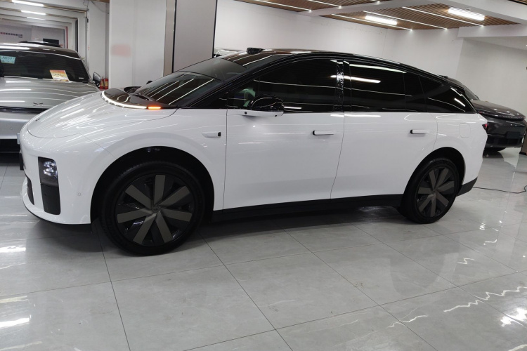 理想汽车 理想i6 2025款 四驱标准型车身外观4