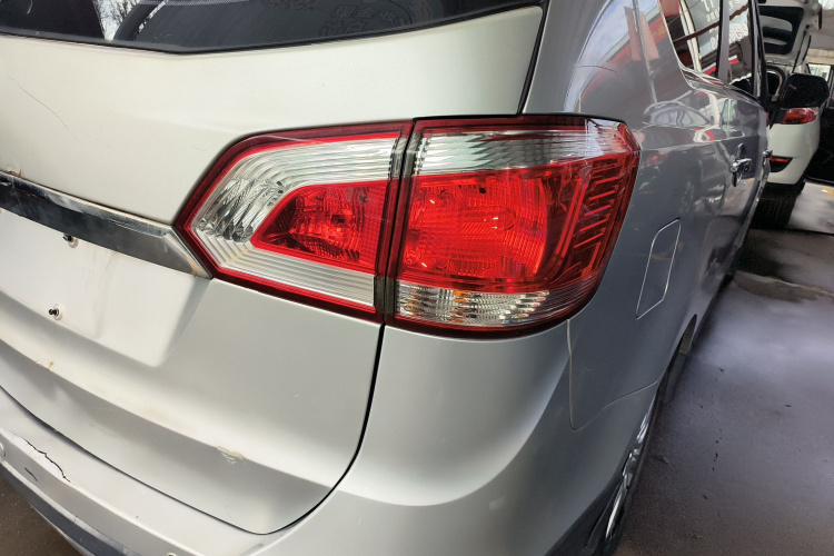 宝骏730 2014款 1.5L 手动豪华导航ESP版 7座车身外观9