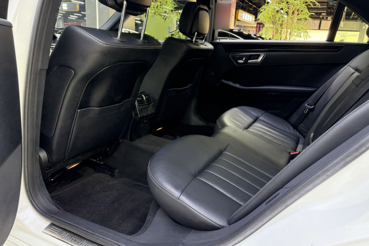 奔驰E级 2014款 改款 E 300 L 运动型中控内饰7006