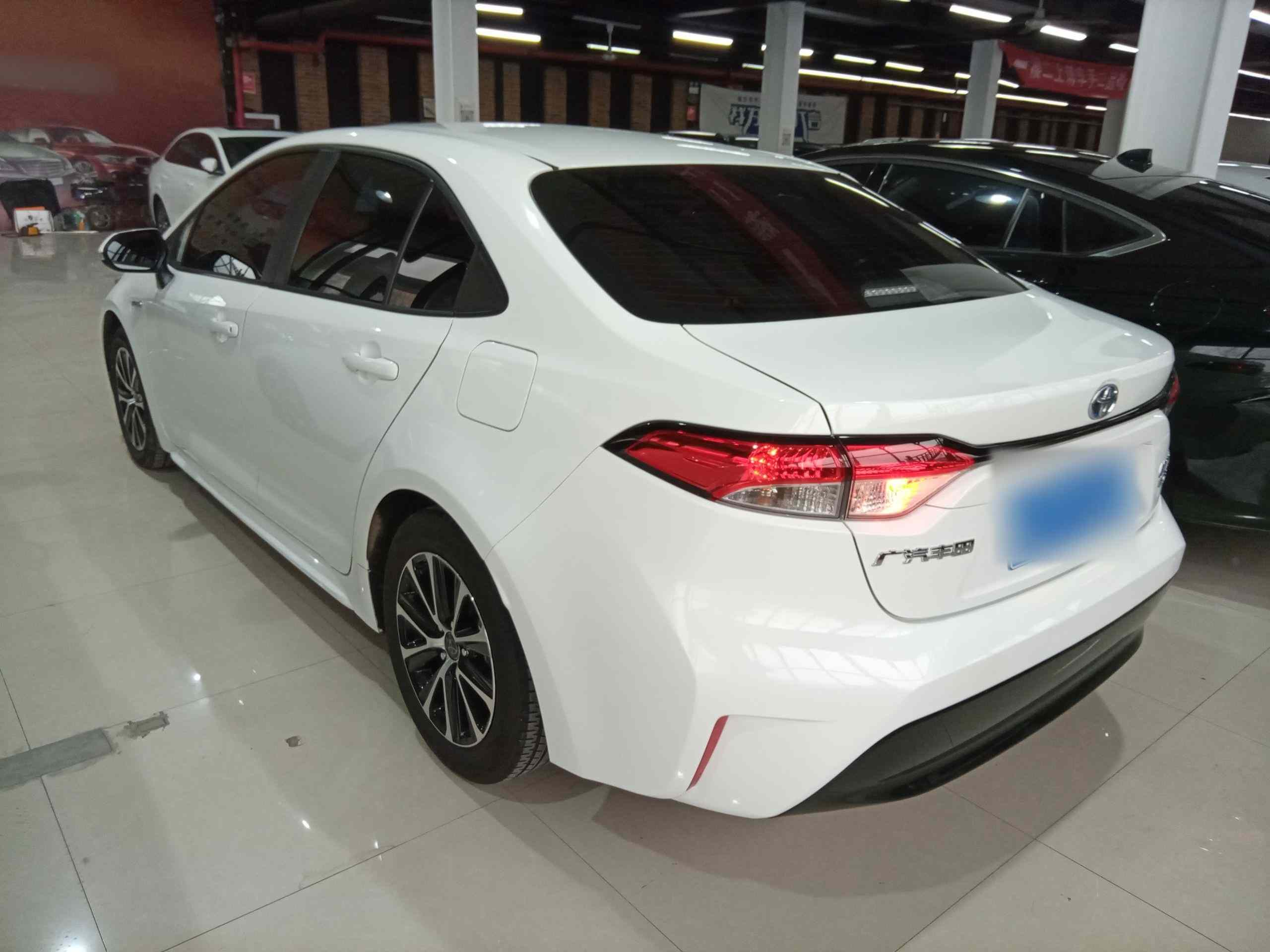 丰田 雷凌 2023款 智能电混双擎 1.8L 豪华版(3)