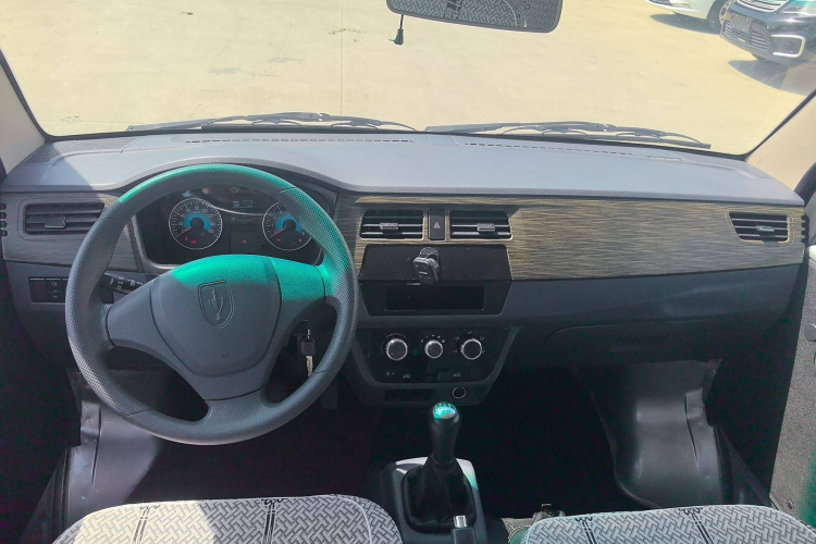 金杯 小海狮X30 2023款 1.5L 超享型客车5/6/7座无空调版SWC15M中控内饰7001