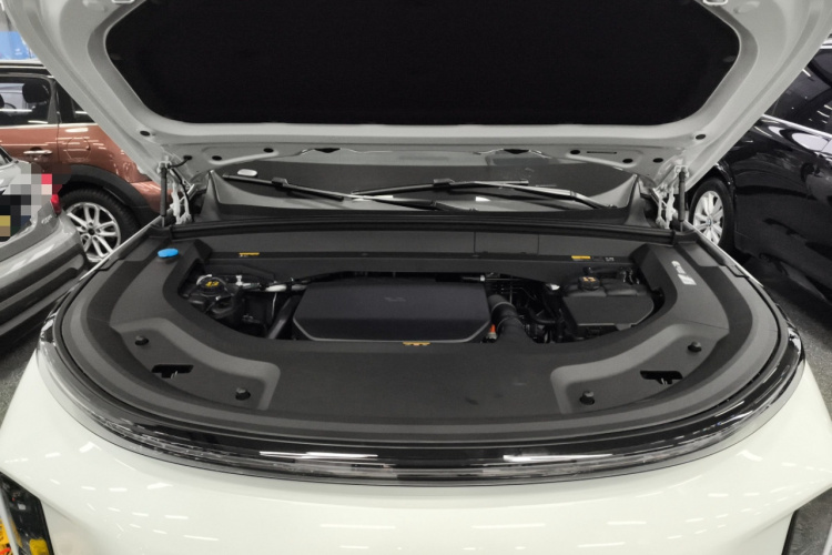 理想汽车 理想L8 2025款 Pro 智能焕新版机舱底盘24