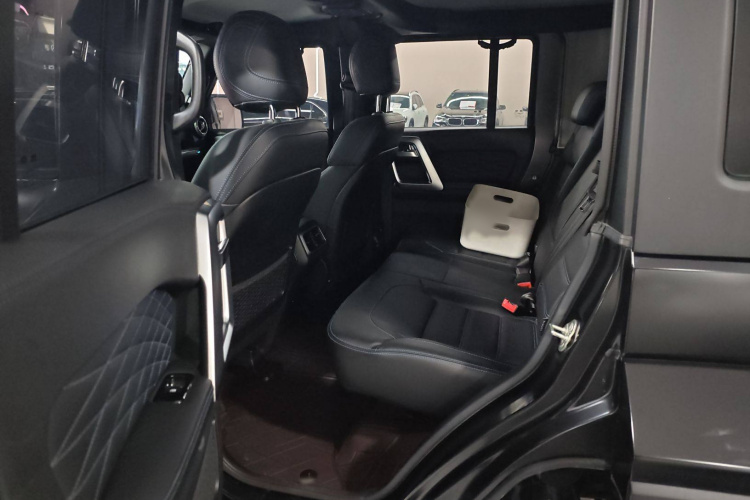 北京BJ40 2023款 2.0D 自动四驱刀锋英雄版侠客型中控内饰7001