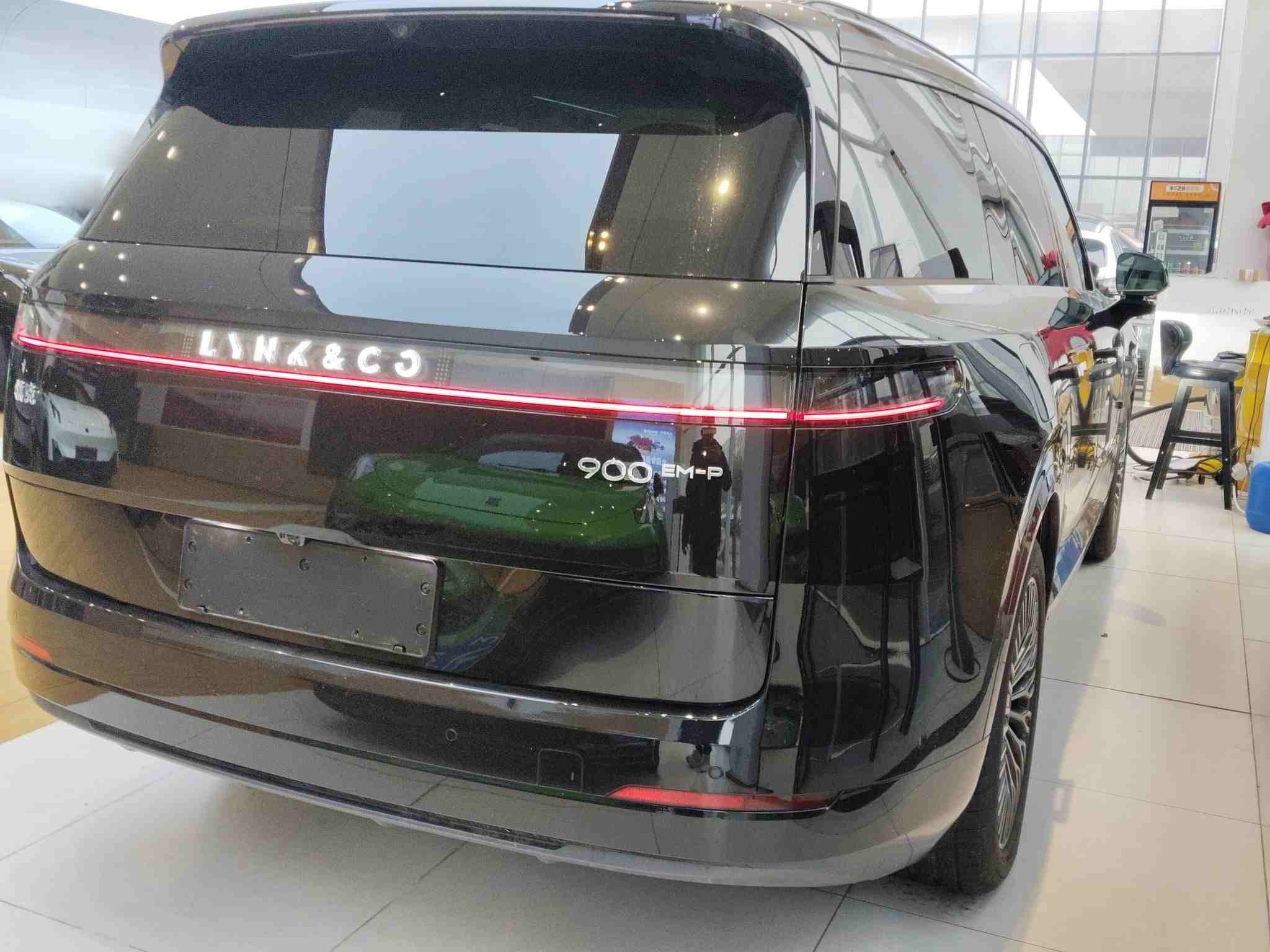 车辆右后45度外观展示