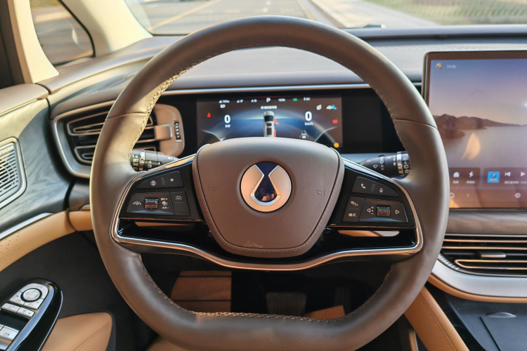 腾势D9 2024款 DM-i 980 四驱尊贵型中控内饰7007