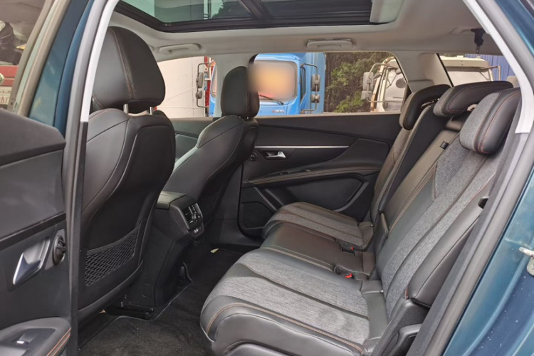 标致5008 2017款 380THP 7座精英版中控内饰7002