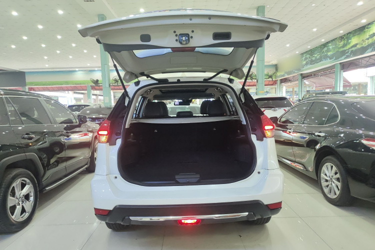 日产 奇骏 2019款 2.0L CVT智联舒适版 2WD机舱底盘23