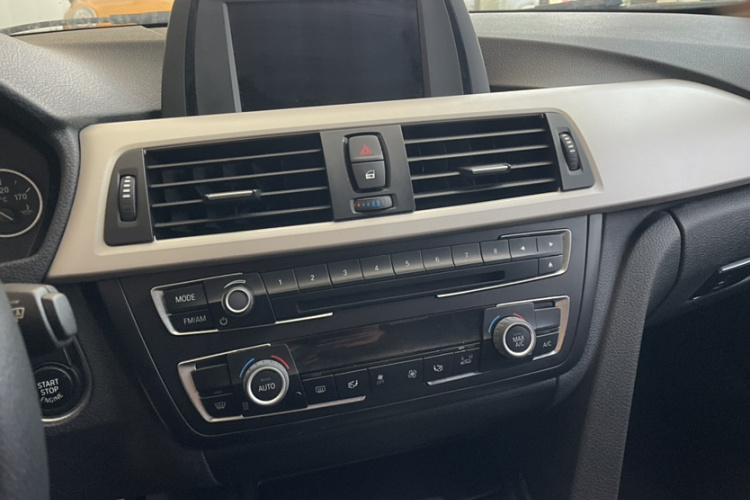 宝马3系 2015款 320Li 时尚型中控内饰7008