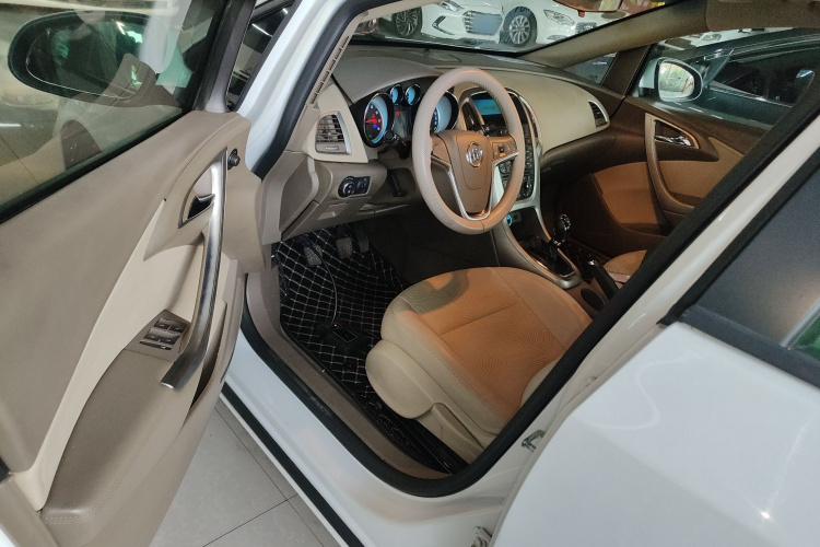 别克 英朗 2013款 GT 1.6L 手动舒适版中控内饰20