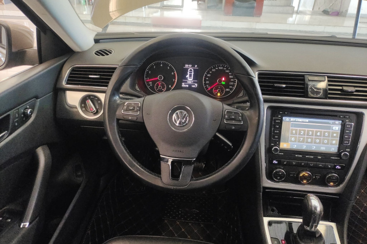 大众 帕萨特 2014款 1.8TSI DSG尊荣版中控内饰13