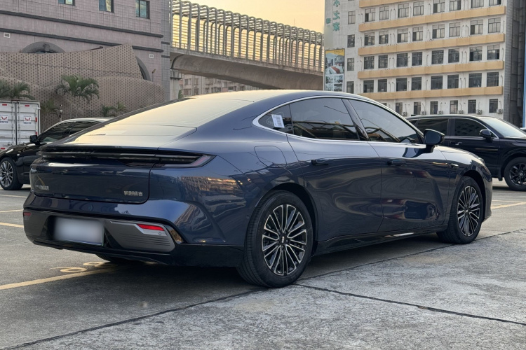 吉利银河 银河星耀8 2025款 130km EM-i 尊贵版车身外观6004