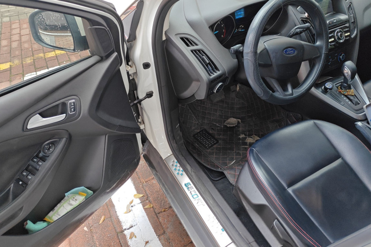 福特 福克斯 2015款 两厢 1.6L 自动舒适型中控内饰20