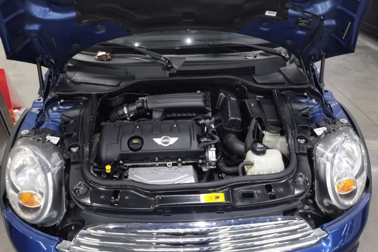 MINI 2012款 1.6L COOPER Baker Street机舱底盘24