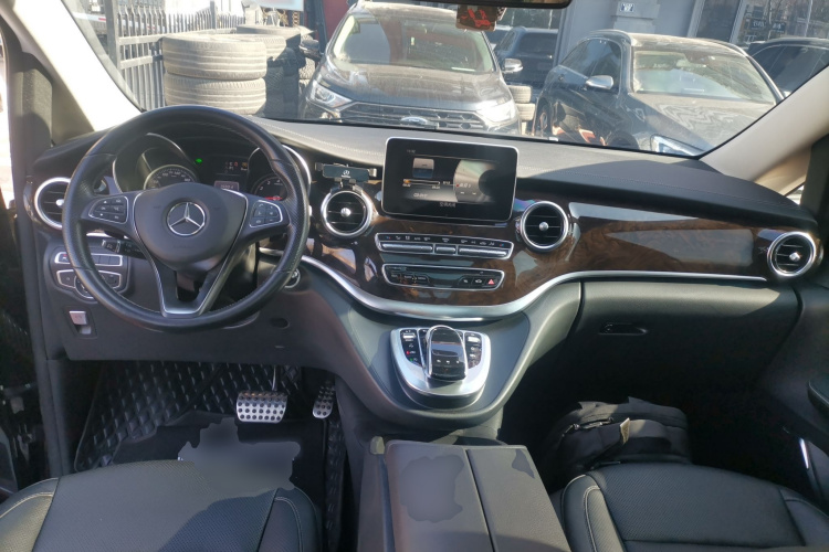 奔驰V级 2017款 V 260 L 尊贵加长版中控内饰7002