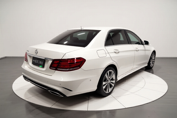 奔驰E级 2015款 E 260 L 运动型车身外观7