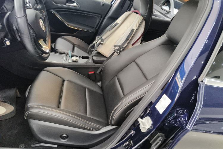 奔驰GLA 2018款 GLA 200 动感型中控内饰19