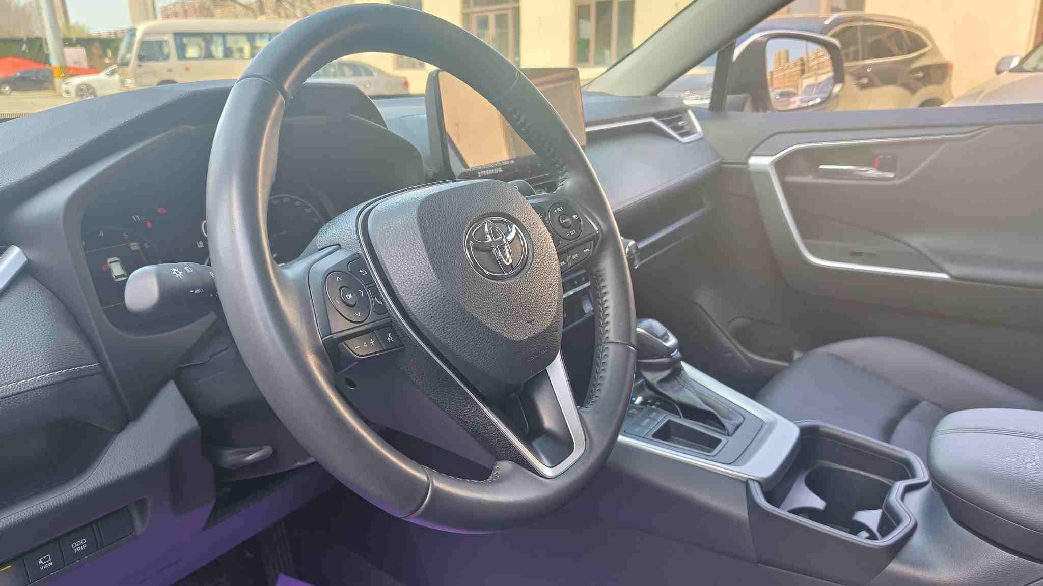 RAV4荣放车身侧面线条展示