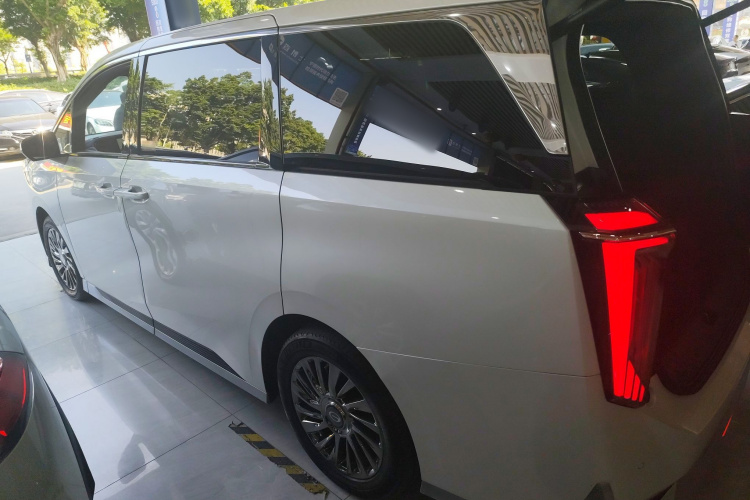 广汽传祺 传祺M8 2023款 宗师系列 双擎 御尊版车身外观4