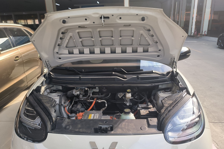 五菱汽车 五菱缤果 2023款 333km 灵犀互联+款机舱底盘24